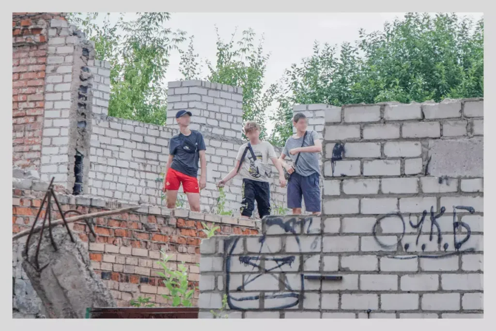 Подростки играют на недостроенном здании в Клинцах. Фото: Серафим Миронов