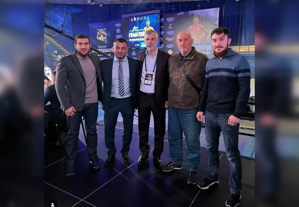 Ахмад Абуев (крайний слева) стоит рядом с Алимом Селимовым. Фото: личная страница Абуева в Instagram.