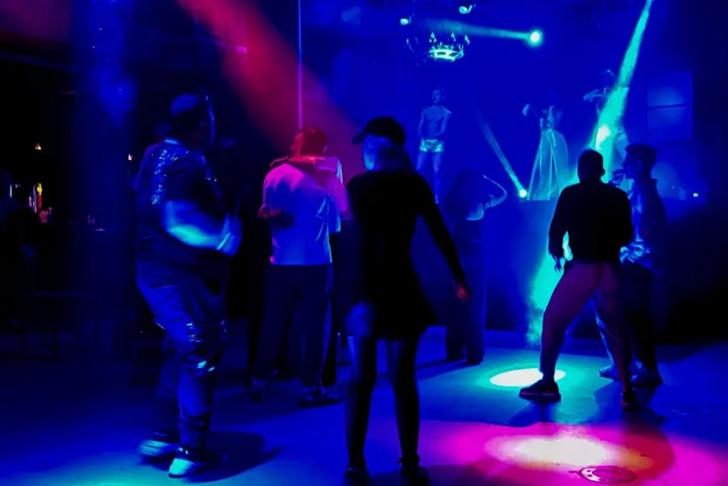 Посетители танцуют в клубе “Центральная станция”. Фото: Арден Аркман.