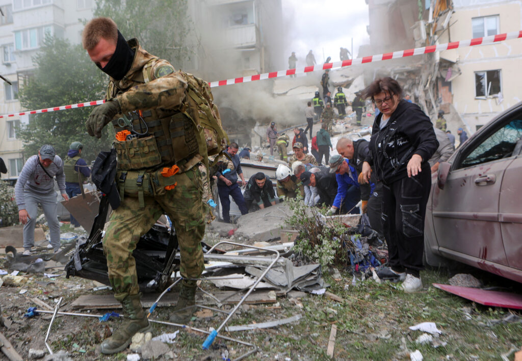 Разбор завалов обрушившегося дома в Белгороде